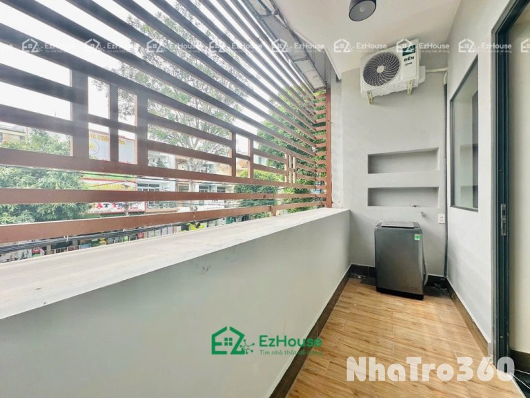 Phòng full nội thất, ban công