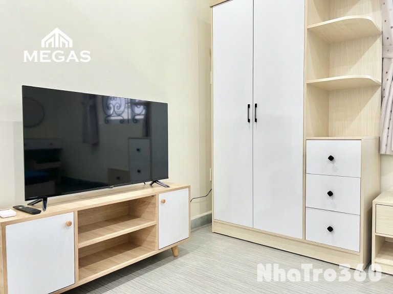 CĂN HỘ CỬA SỔ TÁCH BẾP FULL NỘI THẤT QUẬN 1 GẦN CẦU NGUYỄN VĂN CỪ