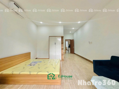 Phòng full nội thất, ban công