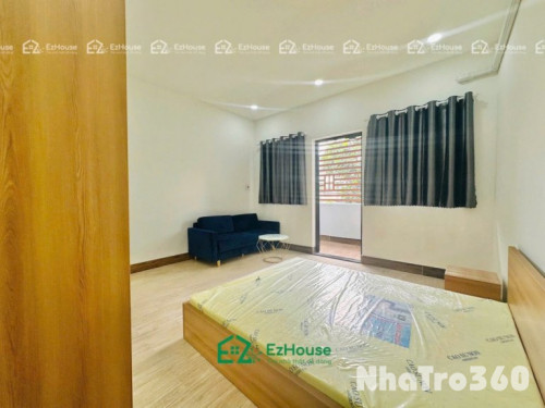 Phòng full nội thất, ban công