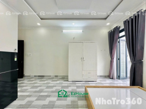 Phòng full nội thất, ban công