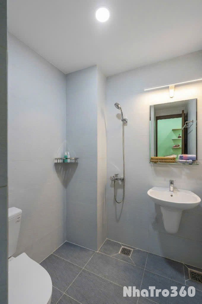 Căn hộ cho thuê ngay trung tâm quận 5, có cửa sổ, bancol đón nắng