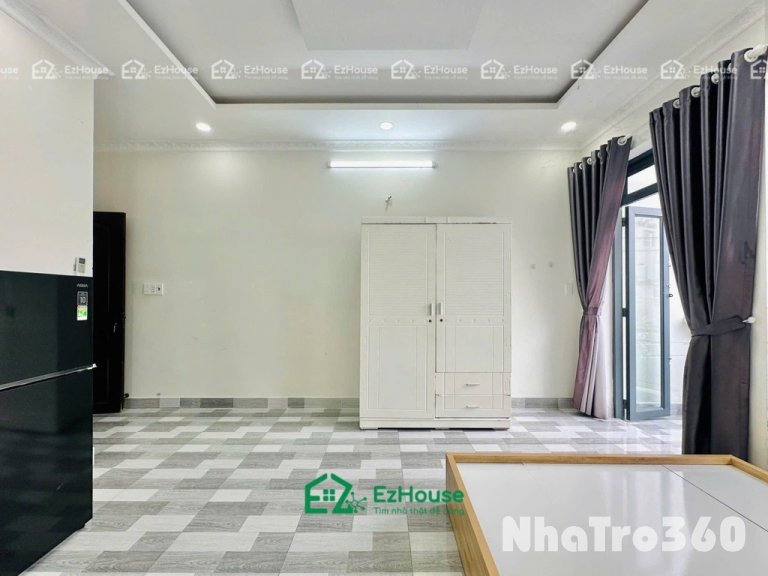 Phòng full nội thất, ban công