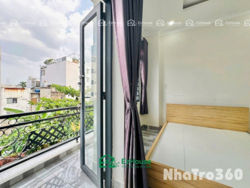 Phòng full nội thất, ban công