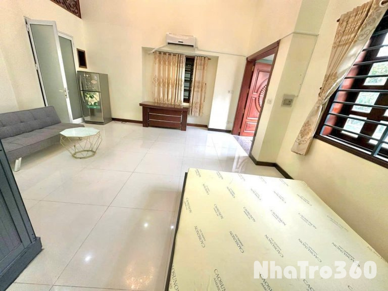 Căn hộ cho thuê ngay trung tâm quận 8, có cửa sổ, bancol đón nắng ----- 💥 Lì xì nóng 200k cho khách check-in sớm Địa chỉ: Tạ Quang Bửu, quận 8 📌 Trạng bị nội thất đầy đủ, thiết kế hiện đại, tối giản 📌 Thuận tiện di chuyển qua các quận trung tâm thành phố 