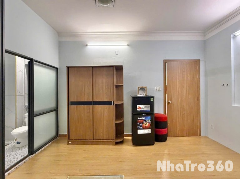 CĂN HỘ BAN CÔNG TÁCH BẾP FULL NỘI THẤT QUẬN 10 GẦN CÔNG TRƯỜNG DÂN CHỦ