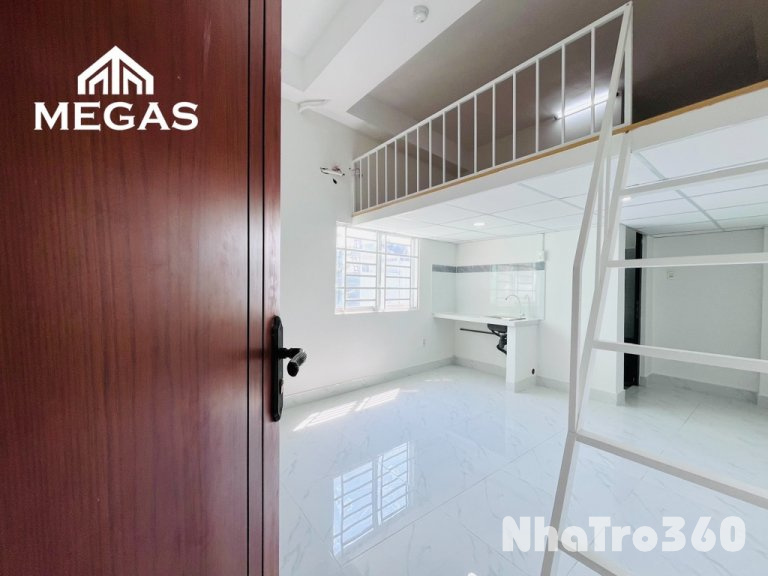 Ngay ngã tư 4 xã, gác cao, cửa sổ lớn