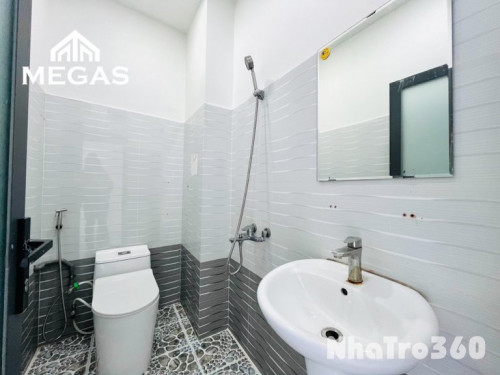 Ngay ngã tư 4 xã, gác cao, cửa sổ lớn