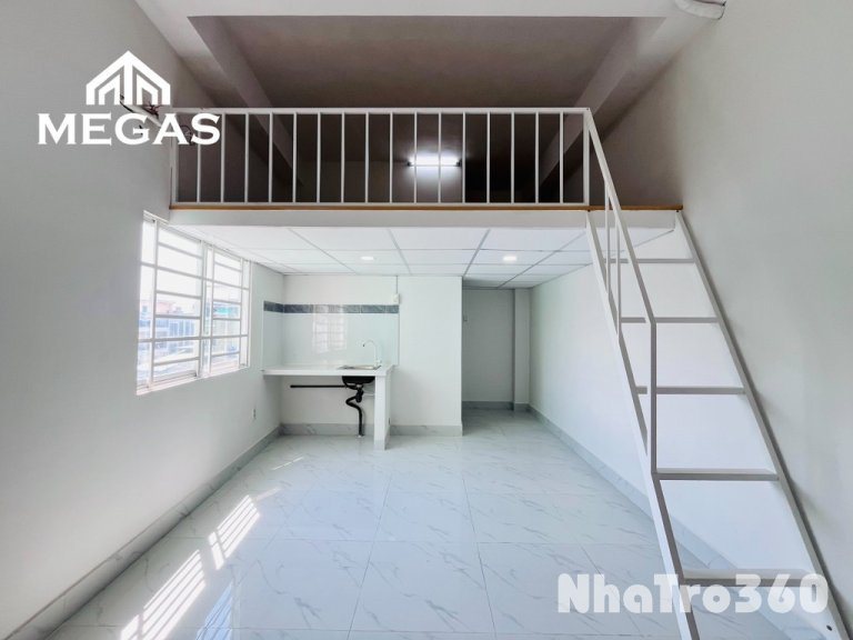 Ngay ngã tư 4 xã, gác cao, cửa sổ lớn