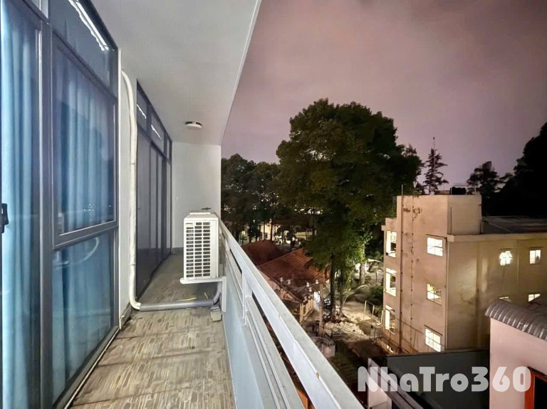 CĂN HỘ BAN CÔNG TÁCH BẾP FULL NỘI THẤT QUẬN 10 GẦN CÔNG TRƯỜNG DÂN CHỦ