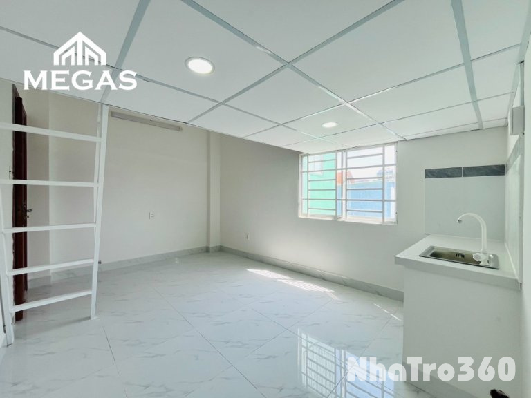 Ngay ngã tư 4 xã, gác cao, cửa sổ lớn