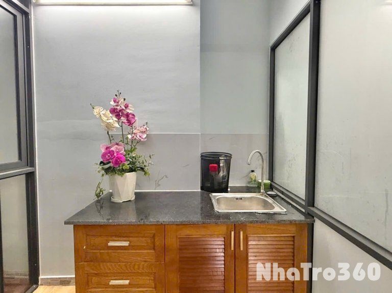 CĂN HỘ BAN CÔNG TÁCH BẾP FULL NỘI THẤT QUẬN 10 GẦN CÔNG TRƯỜNG DÂN CHỦ