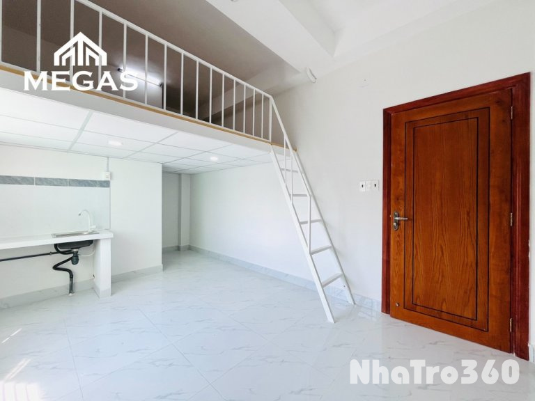 Ngay ngã tư 4 xã, gác cao, cửa sổ lớn