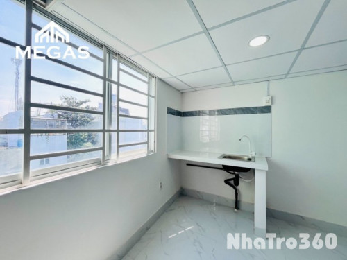 Ngay ngã tư 4 xã, gác cao, cửa sổ lớn