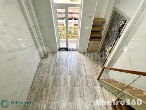 Phòng full nội thất, ban công