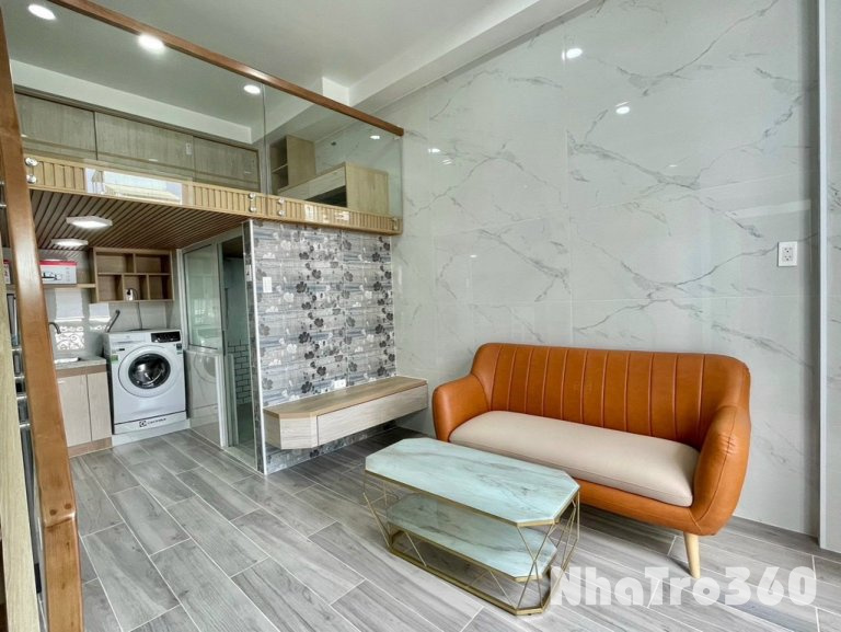 Phòng full nội thất, ban công