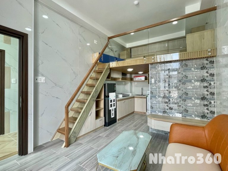 Phòng full nội thất, ban công