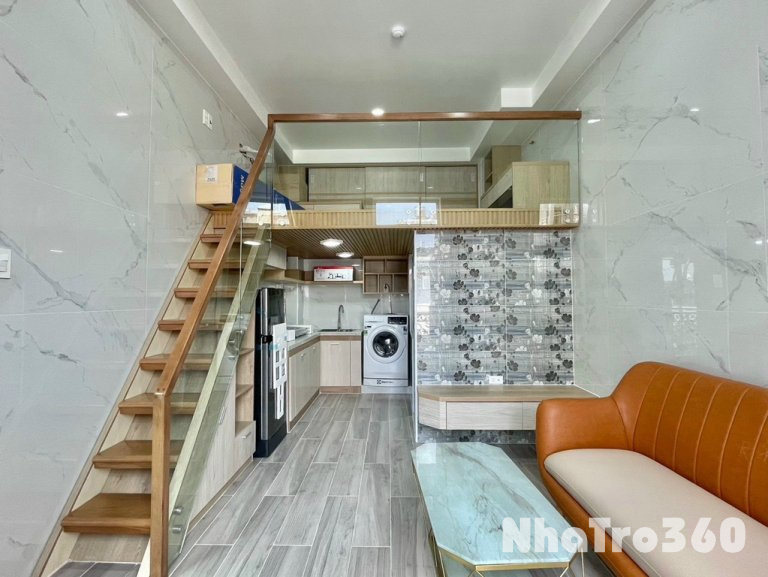 Phòng full nội thất, ban công