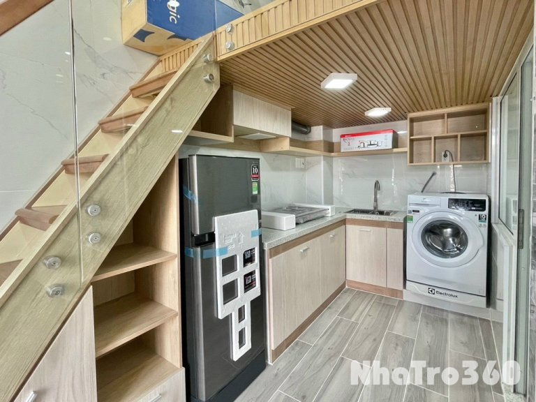 Phòng full nội thất, ban công