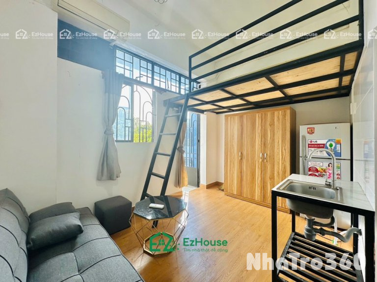 Phòng full nội thất, ban công