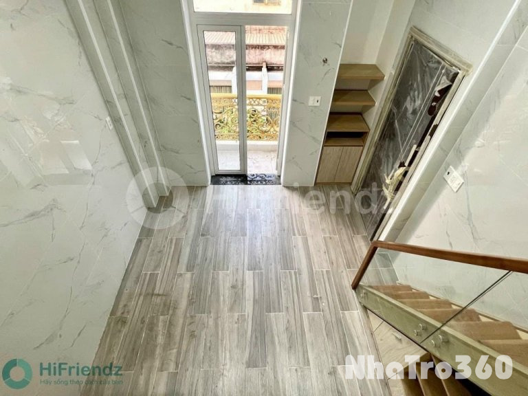 Phòng full nội thất, ban công