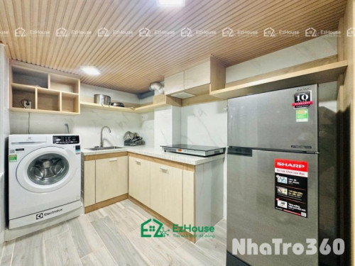 Phòng full nội thất, ban công