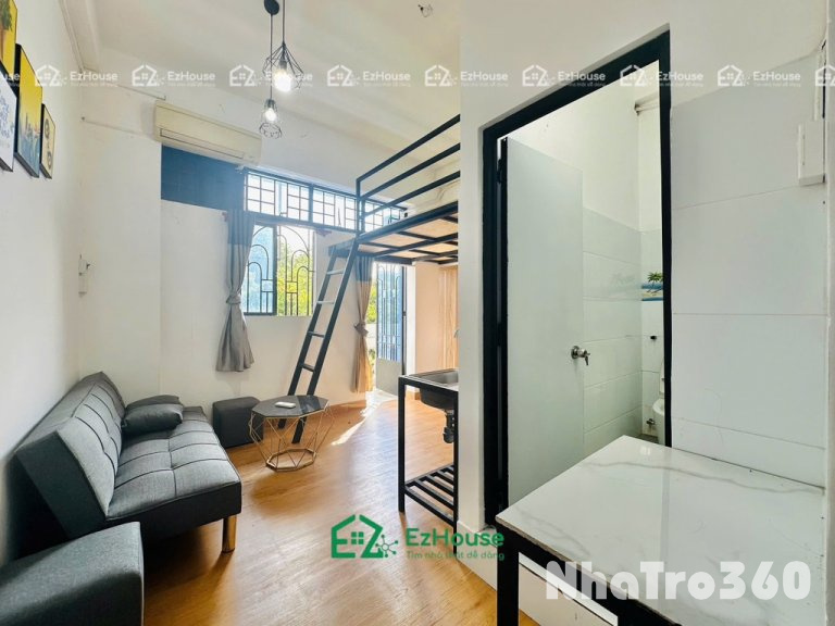 Phòng full nội thất, ban công