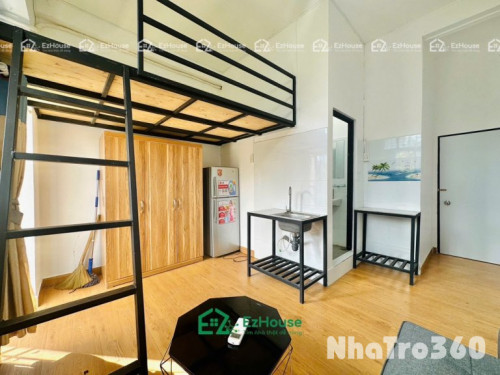 Phòng full nội thất, ban công