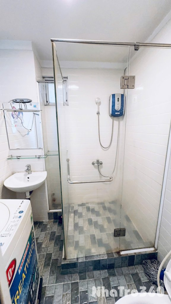 Cho thuê căn hộ ban công, Q4 || ngay Bến Vân Đồn || gần Đại Học Luật, cầu Calmette, chợ Xóm Chiếu