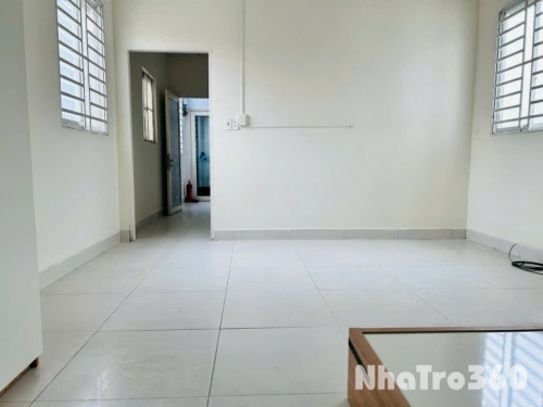 Phòng trọ ngay sân bay Tân Sơn Nhất với cửa sổ to giá siêu rẻ