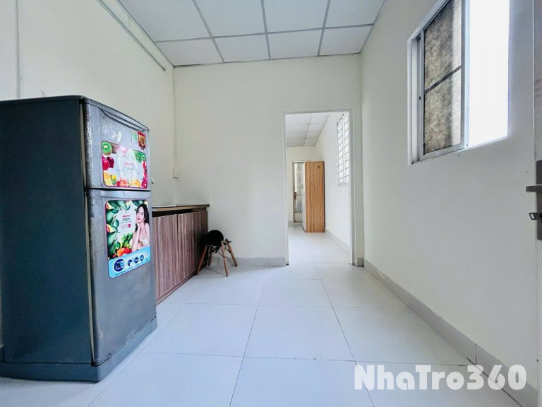 Phòng trọ ngay sân bay Tân Sơn Nhất với cửa sổ to giá siêu rẻ