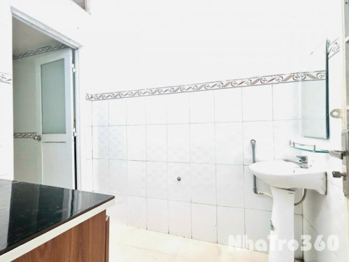 Phòng trọ ngay sân bay Tân Sơn Nhất với cửa sổ to giá siêu rẻ