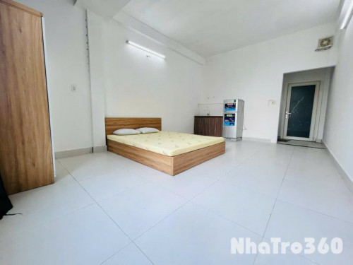 Phòng trọ ngay sân bay Tân Sơn Nhất với cửa sổ to giá siêu rẻ