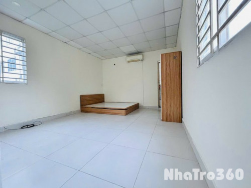 Phòng trọ ngay sân bay Tân Sơn Nhất với cửa sổ to giá siêu rẻ