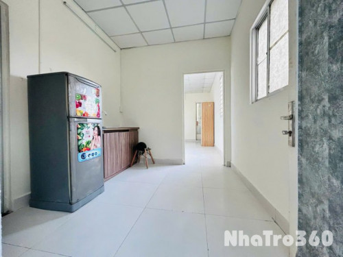 Phòng trọ ngay sân bay Tân Sơn Nhất với cửa sổ to giá siêu rẻ