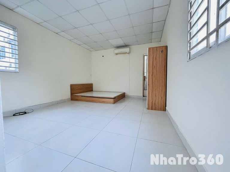 Phòng trọ ngay sân bay Tân Sơn Nhất với cửa sổ to giá siêu rẻ