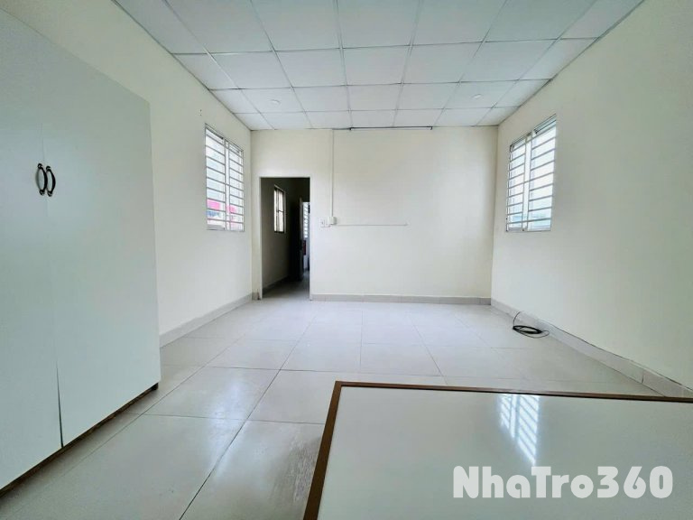 Phòng trọ ngay sân bay Tân Sơn Nhất với cửa sổ to giá siêu rẻ