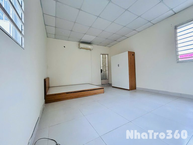 Phòng trọ ngay sân bay Tân Sơn Nhất với cửa sổ to giá siêu rẻ