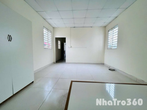 Phòng trọ ngay sân bay Tân Sơn Nhất với cửa sổ to giá siêu rẻ