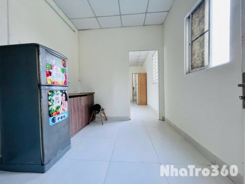 Phòng trọ ngay sân bay Tân Sơn Nhất với cửa sổ to giá siêu rẻ