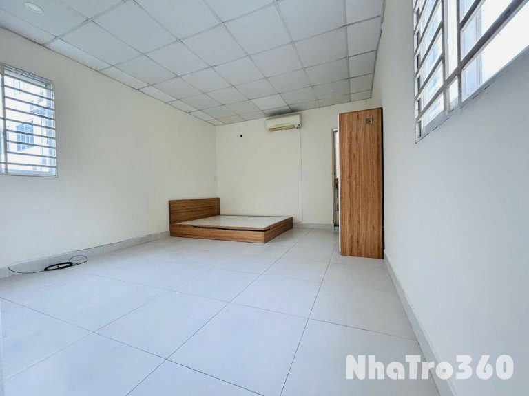 Phòng trọ ngay sân bay Tân Sơn Nhất với cửa sổ to giá siêu rẻ