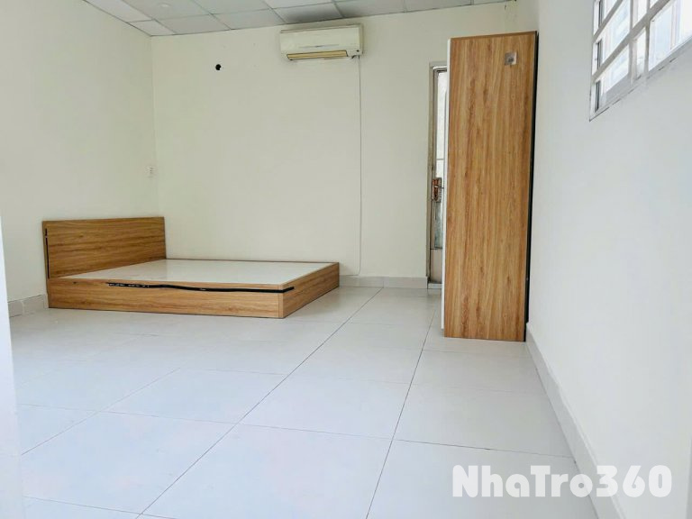 Phòng trọ ngay sân bay Tân Sơn Nhất với cửa sổ to giá siêu rẻ