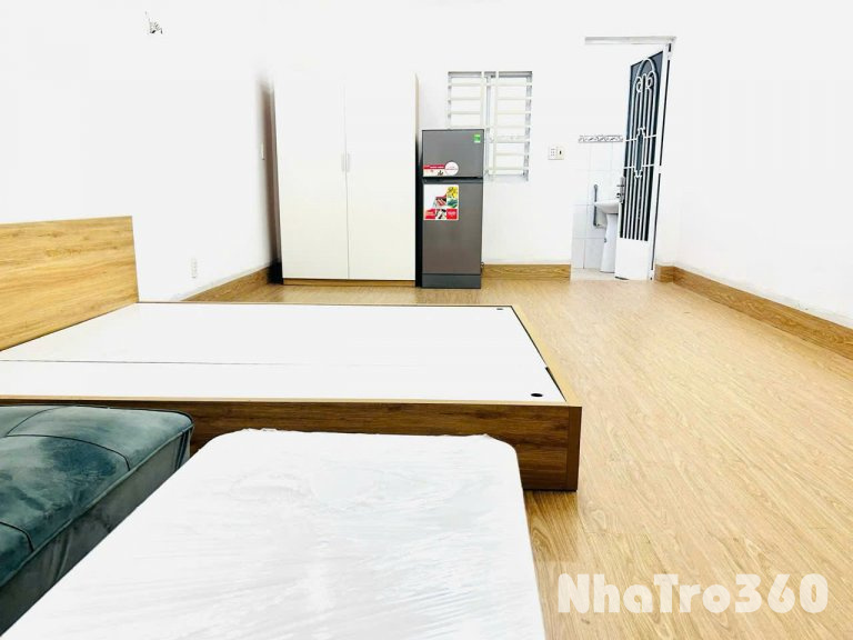Phòng trọ ngay sân bay Tân Sơn Nhất với cửa sổ to giá siêu rẻ