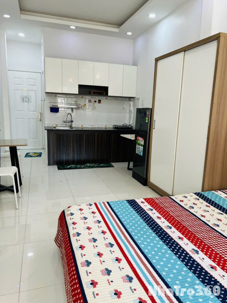 Cho thuê căn hộ ban công, Q10 || đường Điện Biên Phủ || gần Vòng Xoay Dân Chủ, toà nhà Viettel, Bệnh viện Bình Dân