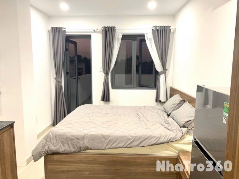 PHÒNG VỚI BAN CÔNG CỰC RỘNG GIỮA LÒNG SG