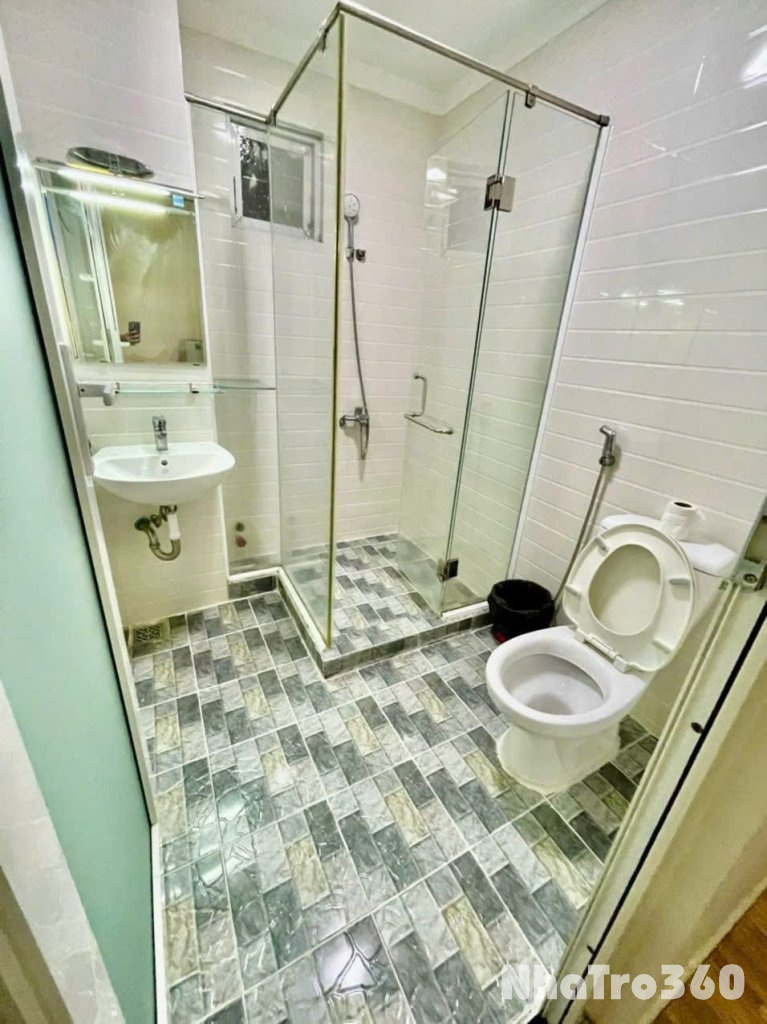 Cho thuê căn hộ ban công, Q4 || ngay Bến Vân Đồn || gần Đại học Luật, cầu Ông Lãnh, chợ Xóm Chiếu