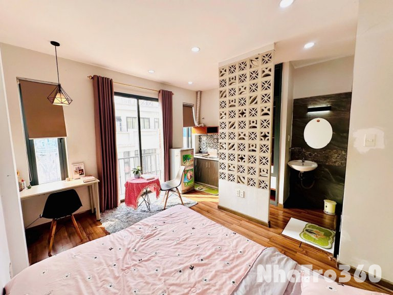 CĂN HỘ BAN CÔNG FULL NỘI THẤT QUẬN 1 GẦN CẦU NGUYỄN VĂN CỪ