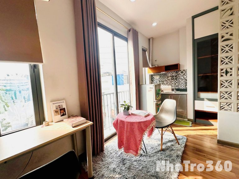 CĂN HỘ BAN CÔNG FULL NỘI THẤT QUẬN 1 GẦN CẦU NGUYỄN VĂN CỪ