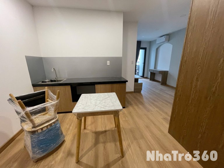 Cho thuê căn hộ ban công, Q4, mới 100% || Đường Xóm Chiếu || gần ĐH Nguyễn Tất Thành, cầu Kênh Tẻ, Nhà Thờ Xóm Chiếu