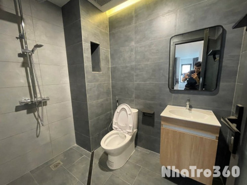 Cho thuê căn hộ ban công, Q4, mới 100% || Đường Xóm Chiếu || gần ĐH Nguyễn Tất Thành, cầu Kênh Tẻ, Nhà Thờ Xóm Chiếu